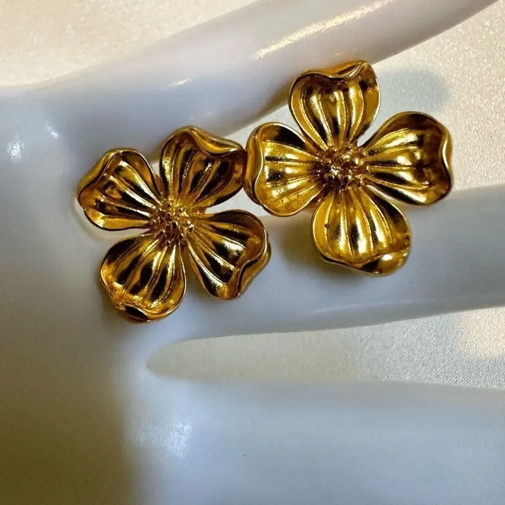 Gold tone vintage flower clip on earrings